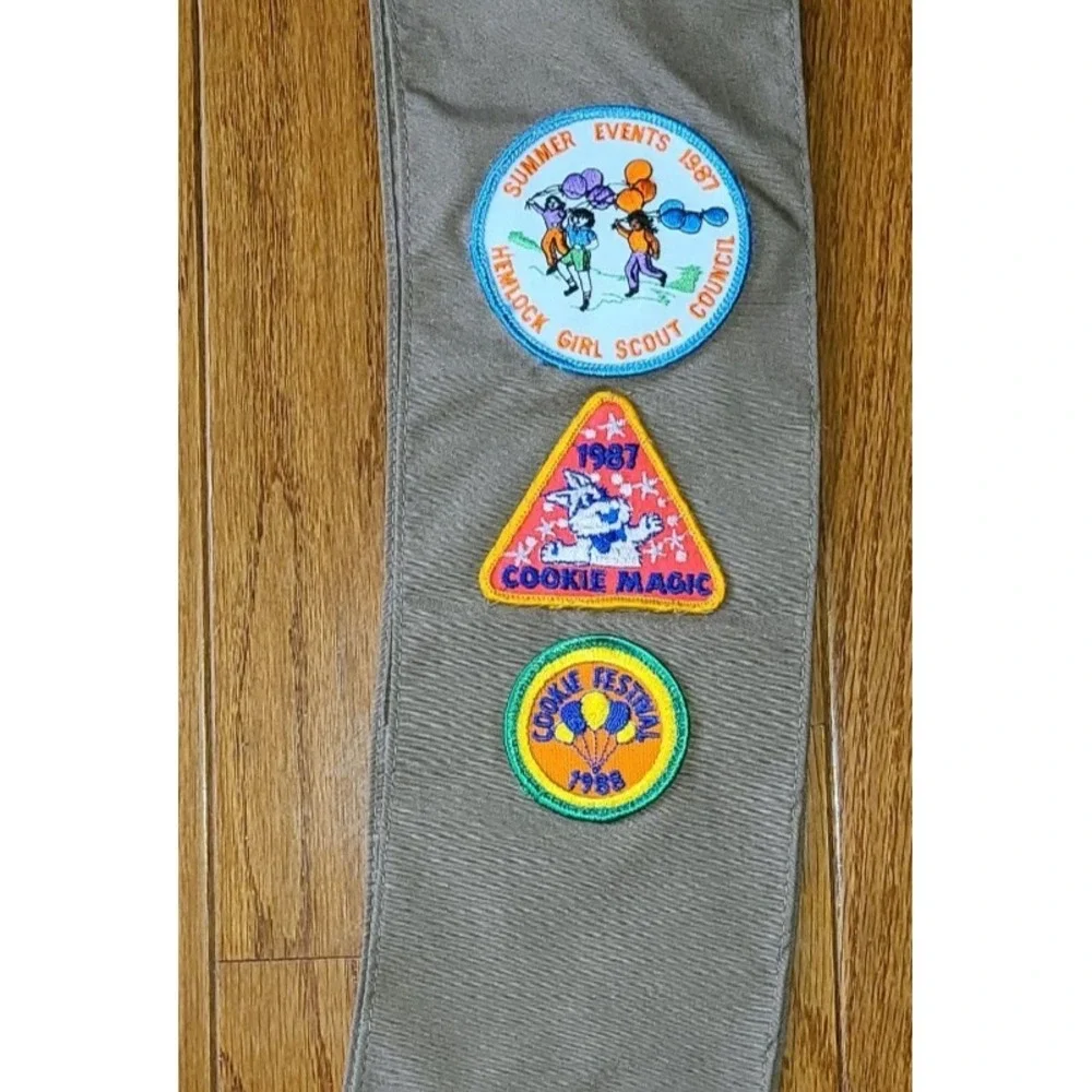 Girl Scout Sash With Pins & Patches Vintage Brown 1987 1988 23 inches‎
